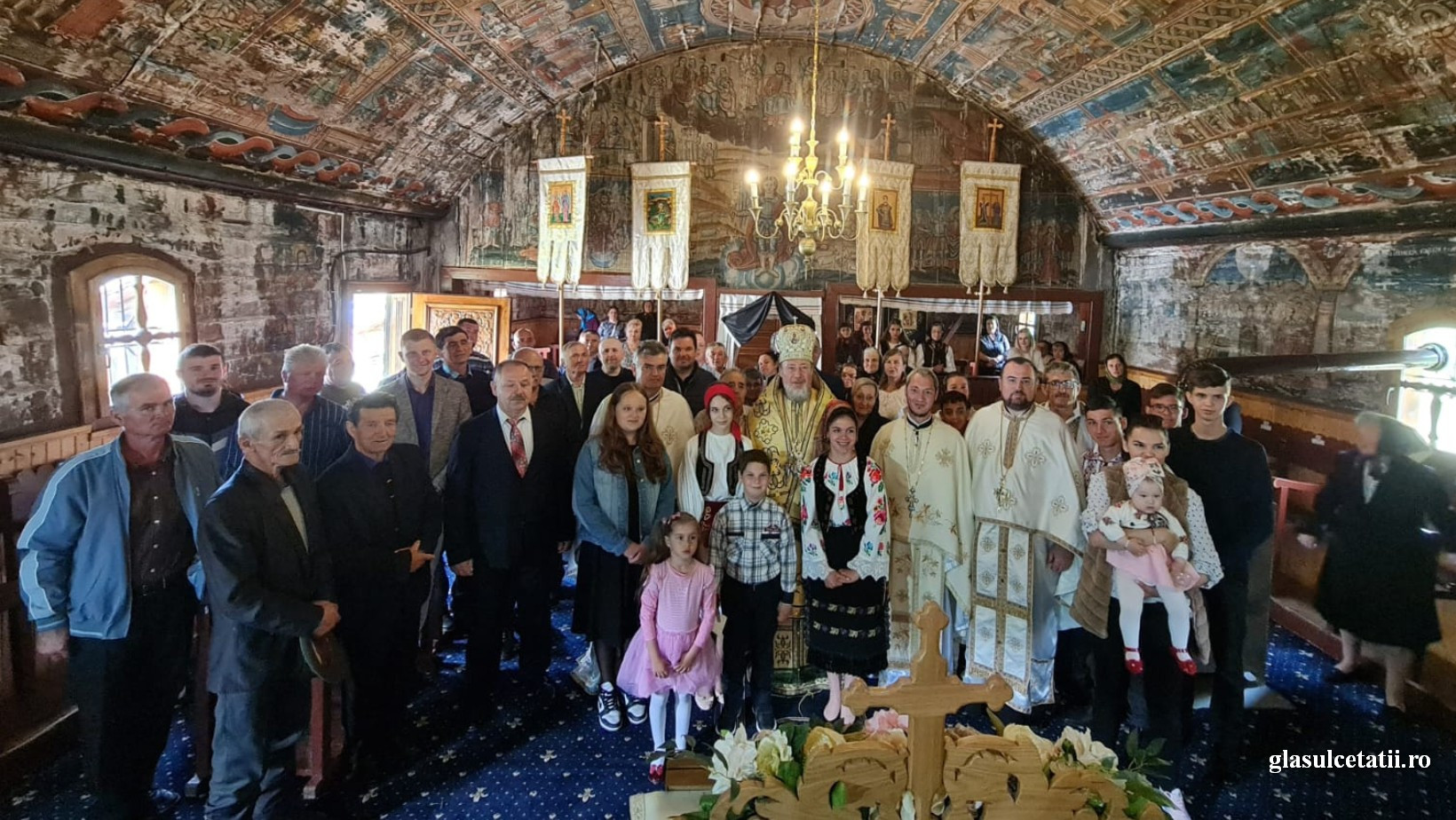 (FOTO) PS Emilian, în Parohia Roșia Nouă: „Împreună să urcăm cu credință, dragoste și nădejde pe scara vieții de la pământ la cer”