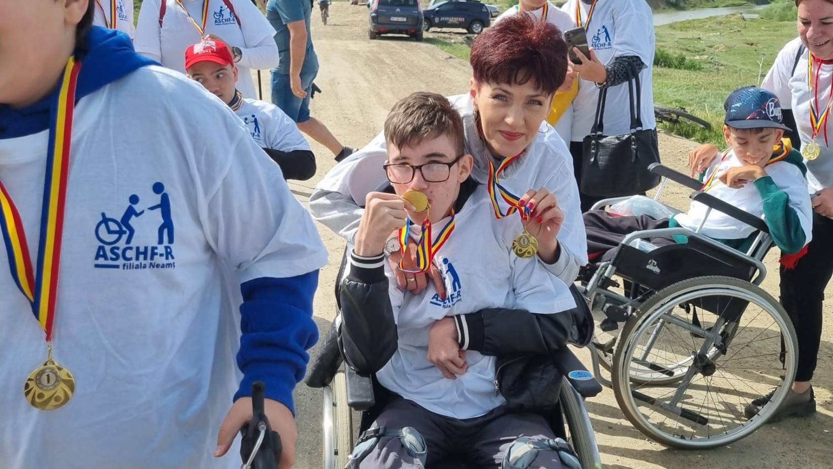 Operație în Polonia - șansa lui Andrei de a se ridica din scaunul cu rotile. Drumul spre vindecare costă 35.000 de euro