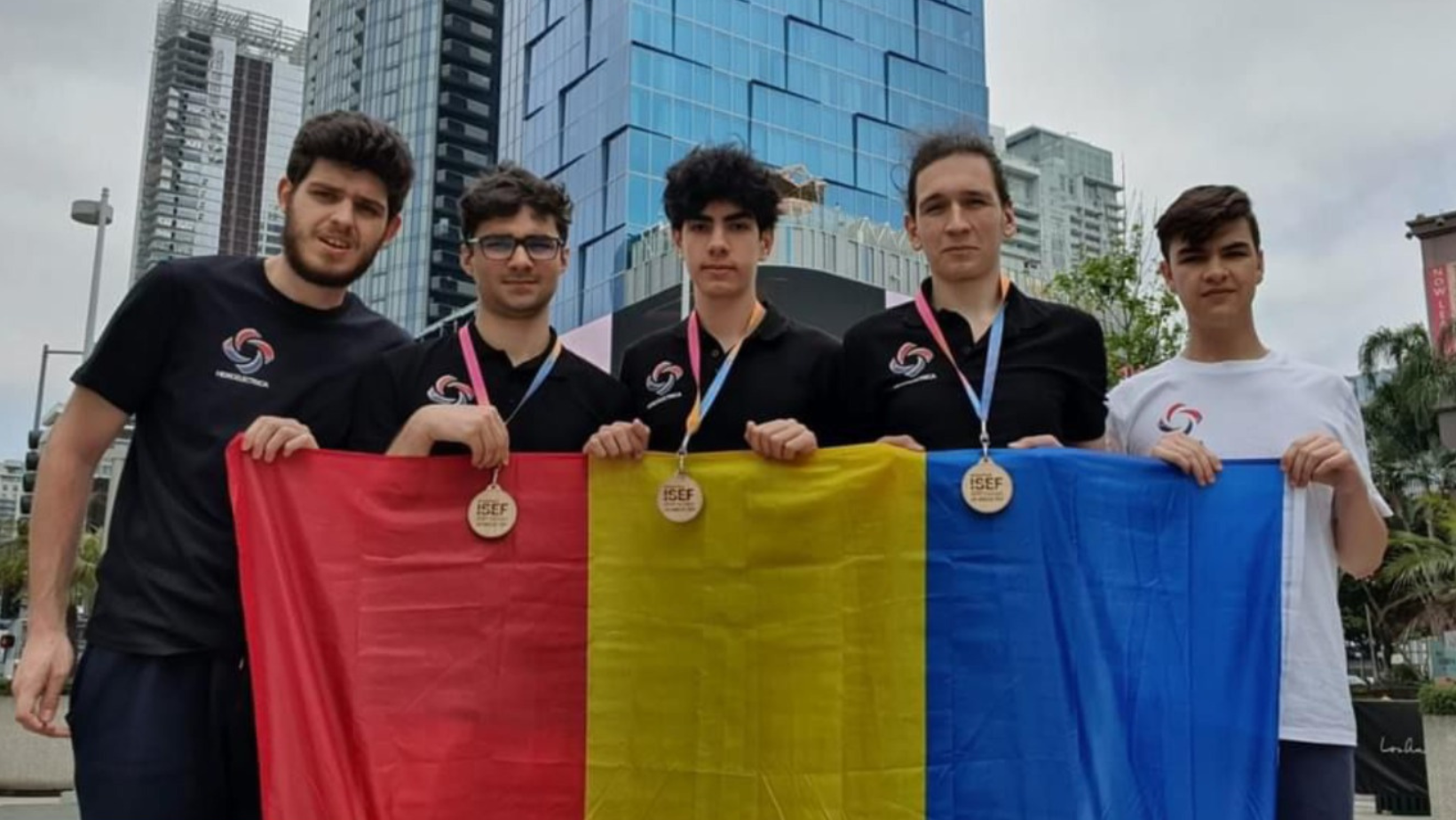 Trei elevi români, premiaţi la cea mai importantă şi prestigioasă competiţie de ştiinţă şi inginerie din lume, sub 21 de ani