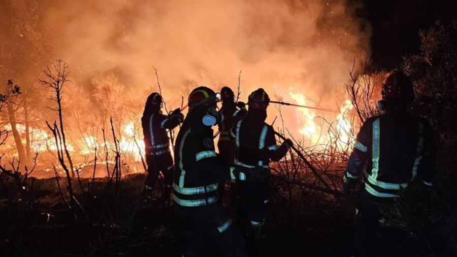 Pompierii români ajută de mai bine de 14 ore la stingerea incendiilor din Grecia