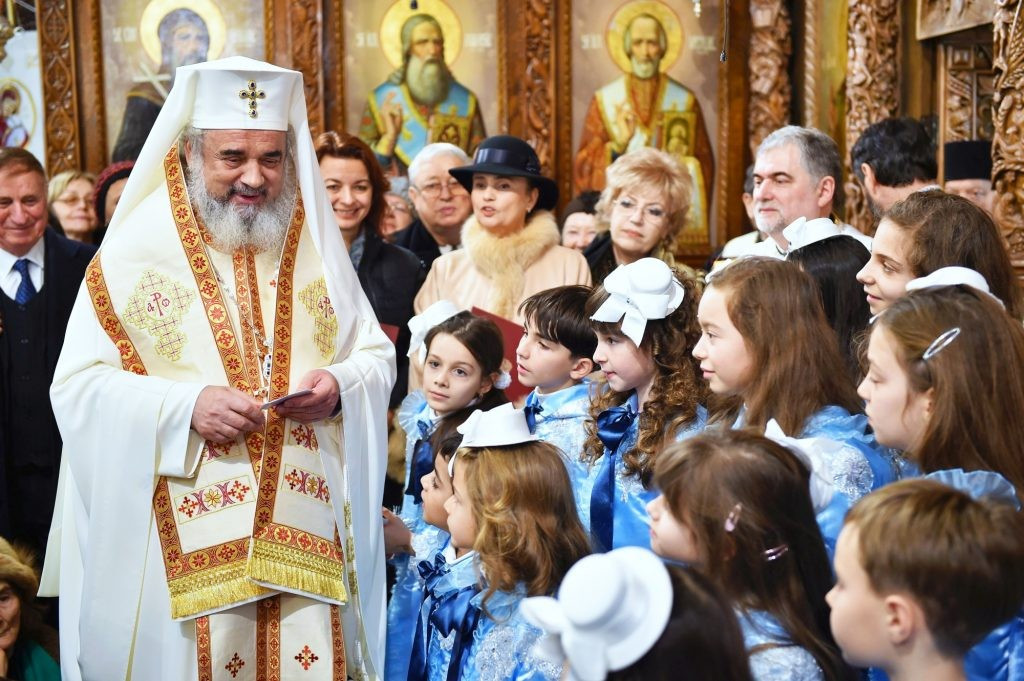 Elevii, părinții, bunicii, învățătorii și profesorii români de pretutindeni, binecuvântați de Patriarhul Daniel la începutul noului an școlar
