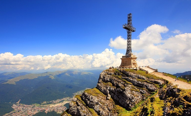 Ceremonial militar la Crucea comemorativă a Eroilor din Primul Război Mondial de pe Caraiman