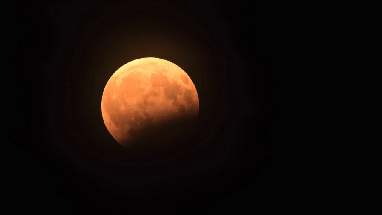 Eclipsă parţială de Lună vizibilă în România, în această noapte