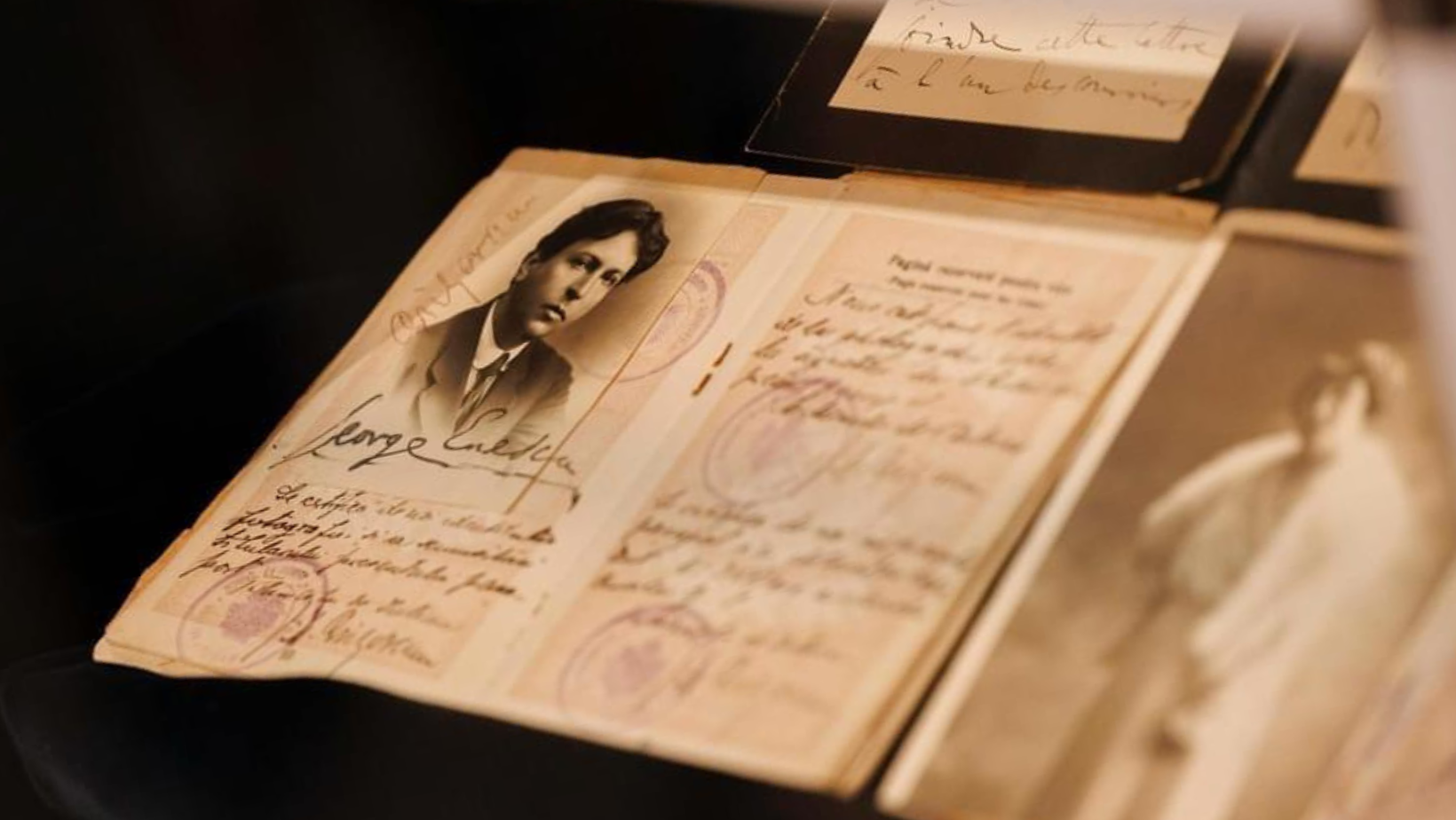 Pașaportul lui George Enescu, expus la standul României de la Village de la Francophonie