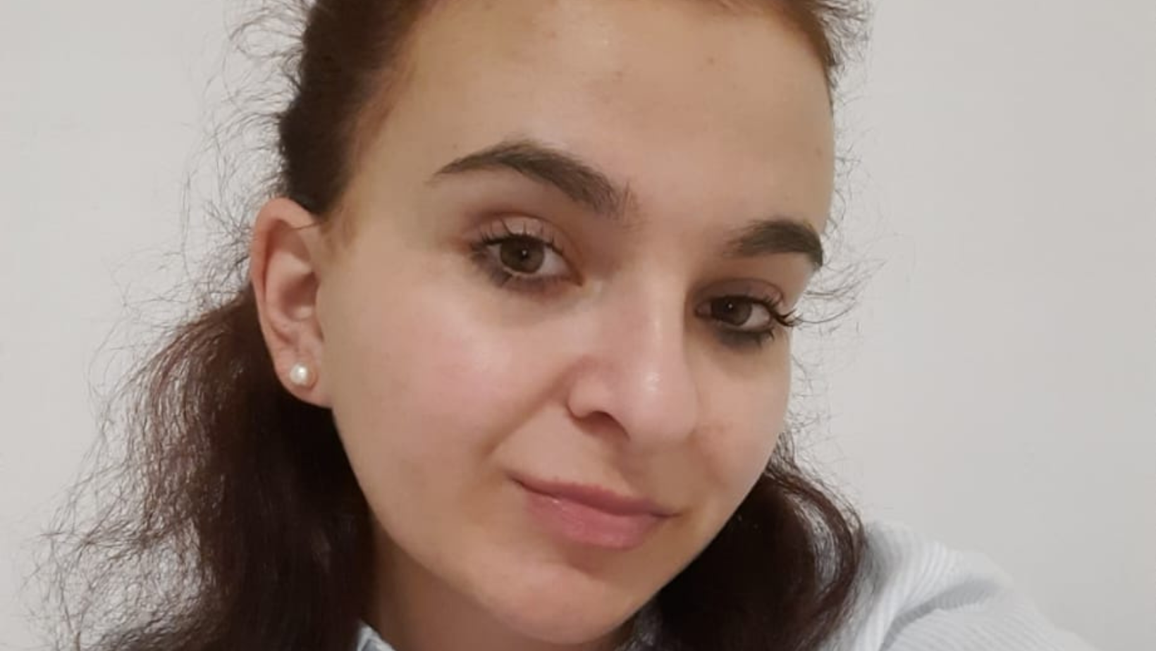 Un viitor fără durere costă 27.000 de euro: Povestea emoționantă a unei tinere de 20 de ani care suferă de scolioză severă