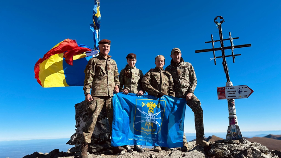 Drapelul Național, arborat pe „acoperișul României” de Ziua Armatei
