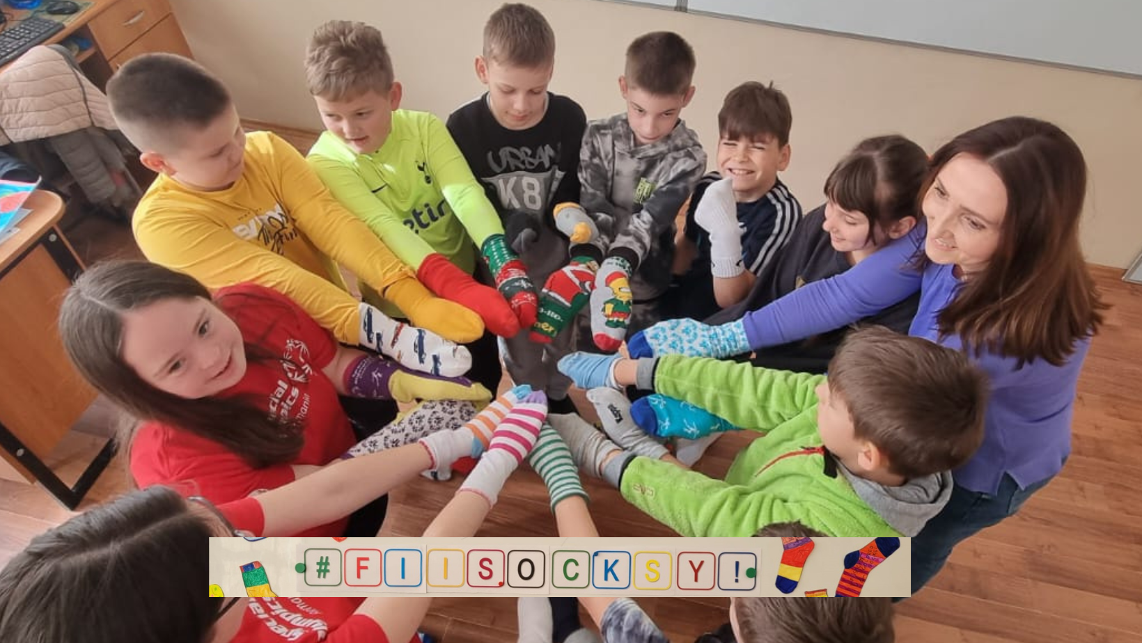 Românii sunt invitați să poarte șosete desperecheate pentru a marca Ziua Mondială a Sindromului Down