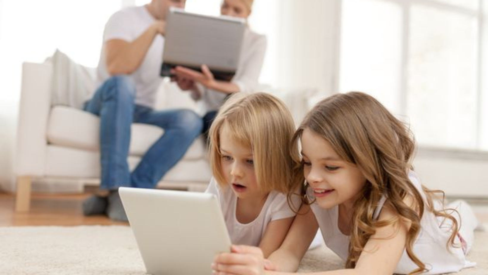 Salvați Copiii România - Aproape jumătate dintre copii petrec peste 6 ore pe zi în mediul digital