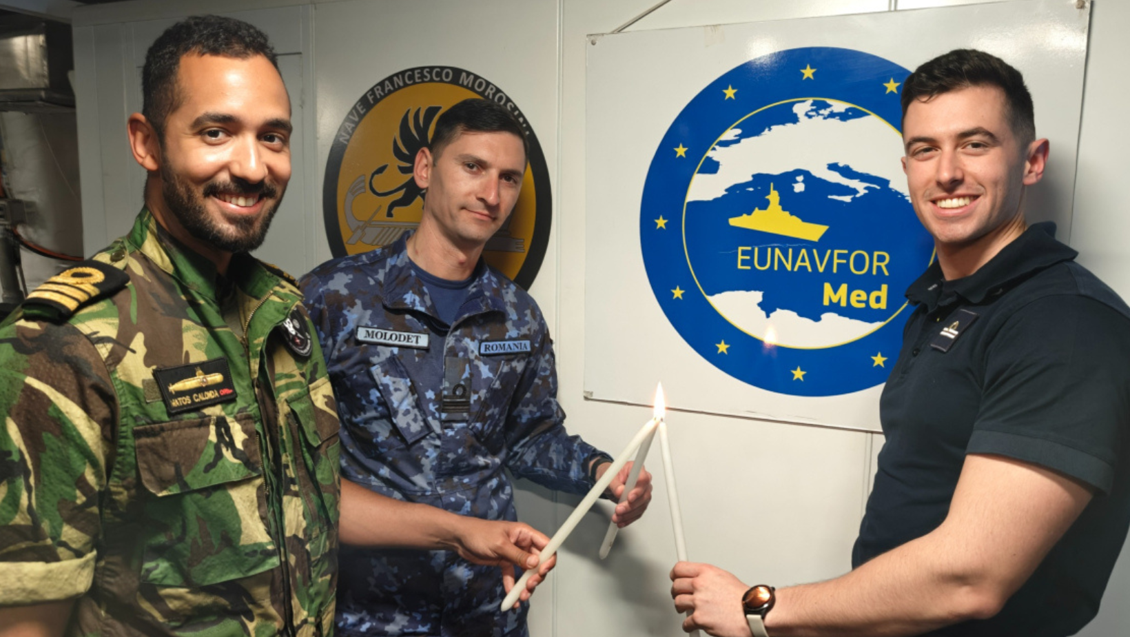 Militarii Forțelor Navale Române au primit Lumina Sfântă a Învierii în mijlocul Mării Mediterane, la bordul navei italiene ITS MOROSINI