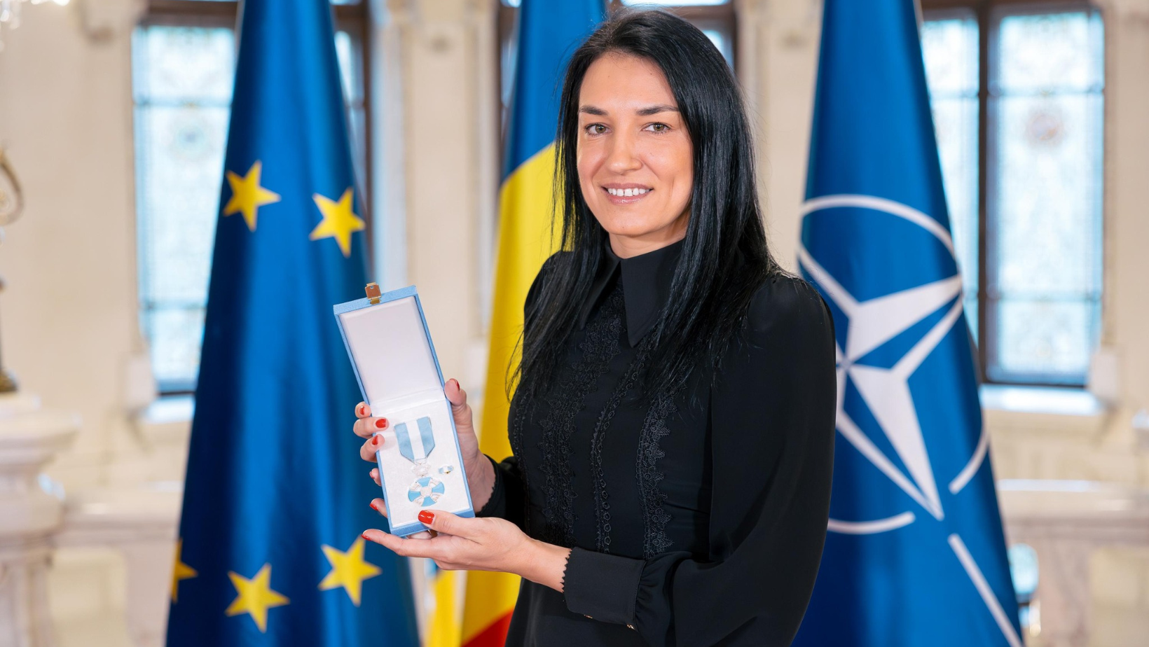 Cristina Neagu, cea mai bună handbalistă a României din toate timpurile, decorată cu Ordinul "Serviciul Credincios" în grad de Cavaler