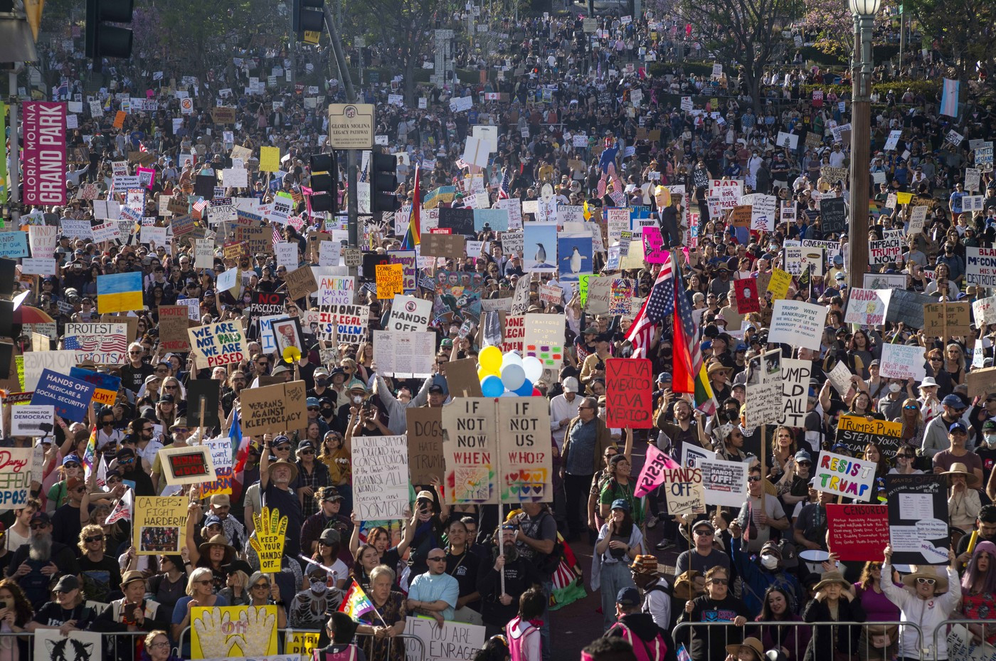 Milioane de americani protestează împotriva lui Trump în ziua paradei militare