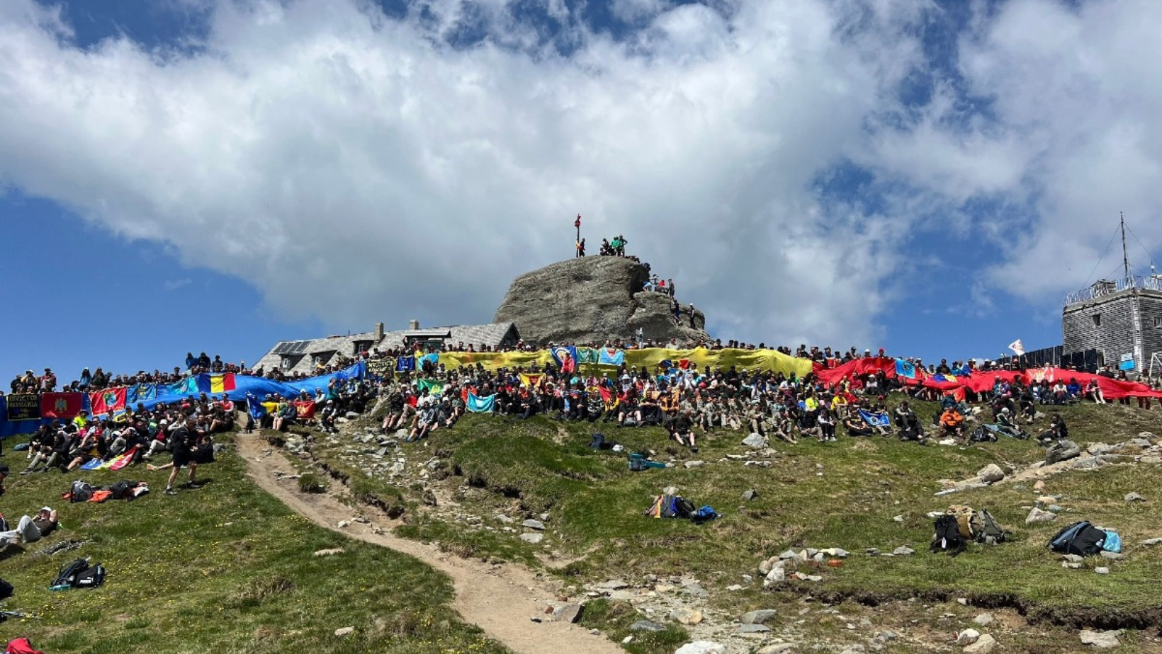 Peste 500 de voluntari au desfășurat un drapel tricolor de 100 de metri pe Vârful Omu, în semn de omagiu adus eroilor căzuți sub culorile Drapelului Național