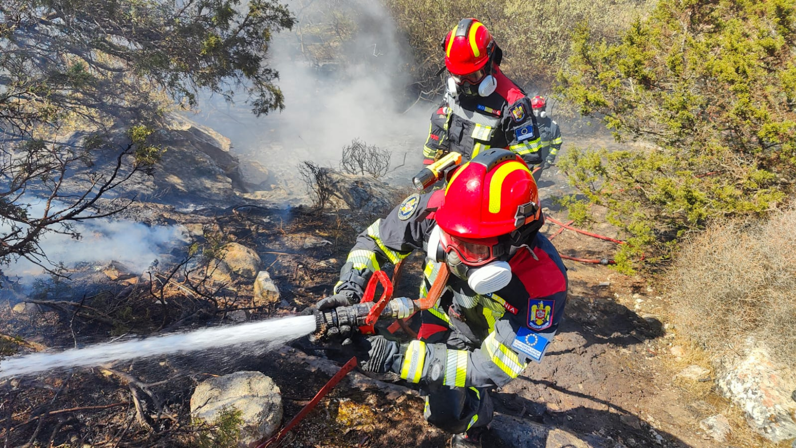 Pompierii români participă la stingerea unui incendiu lângă Atena