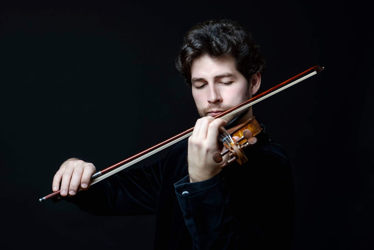 Violonistul Valentin Șerban, invitat în concertul de la Ateneul Român susținut de Orchestra Filarmonică din Rotterdam