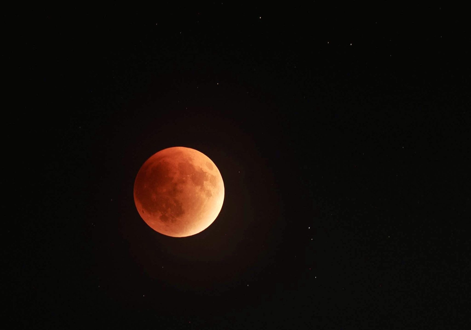 Eclipsa totală de lună în această noapte, vizibilă şi din ţara noastră