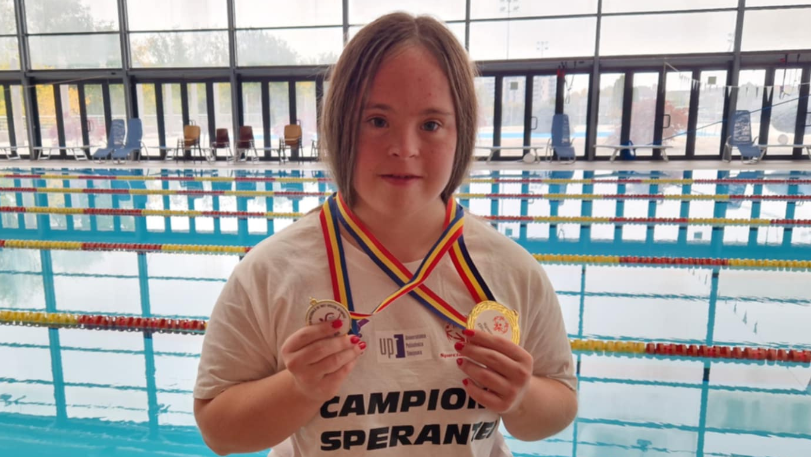 Mara Oprea a câștigat două medalii de aur și inimile tuturor la Competiția Națională de Înot Special Olympics România