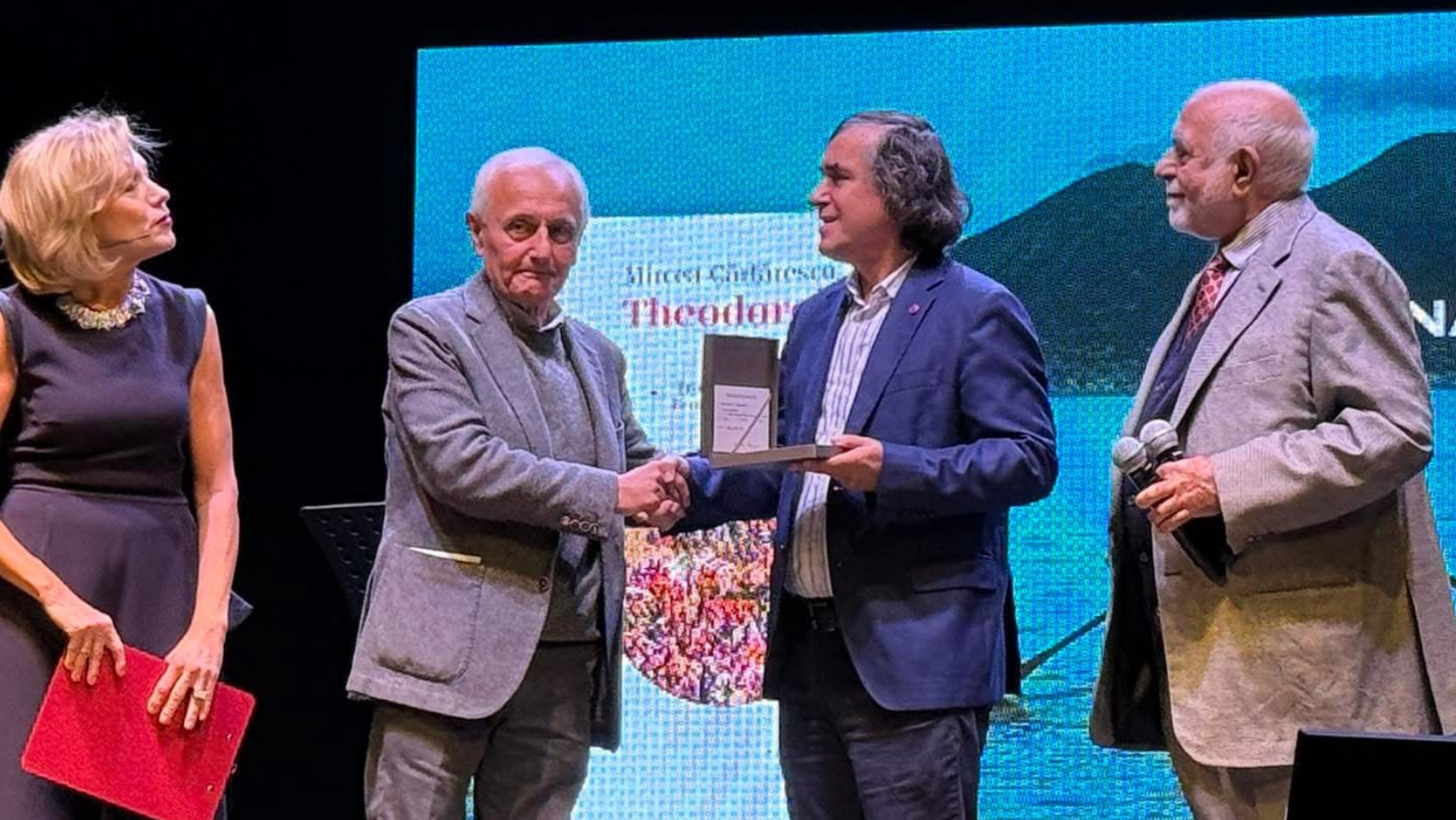Mircea Cărtărescu a primit unul dintre cele mai vechi și prestigioase premii literare  italiene, Premio Napoli