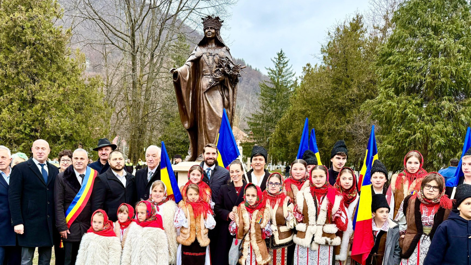 O statuie a Reginei Maria, amplasată în Parcul Central din Bran la 150 de ani de la nașterea Suveranei