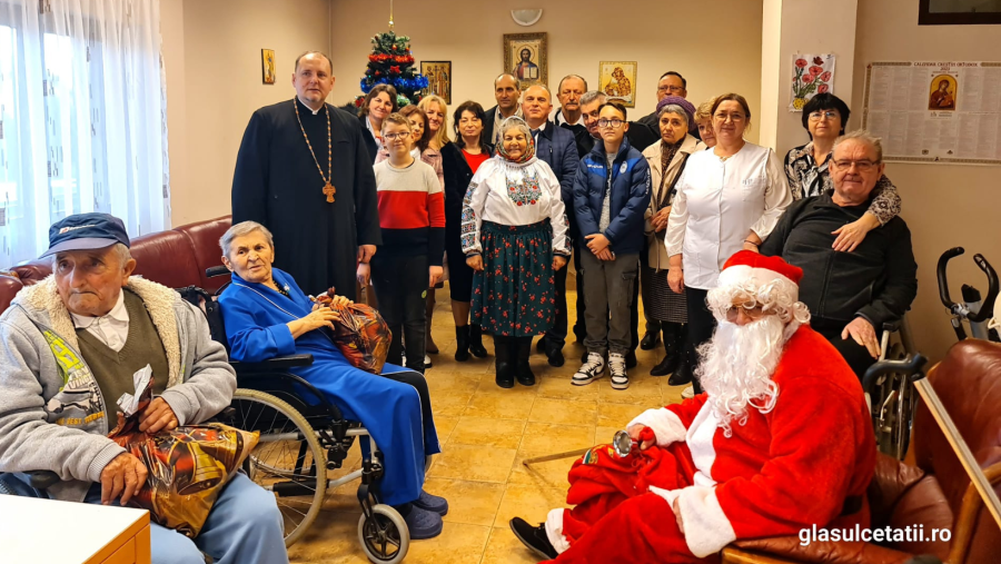 (FOTO) Credincioșii din Zădăreni i-au colindat, după Liturghia de Crăciun, pe Bunicii de la Căminul pentru vârstnici din localitate