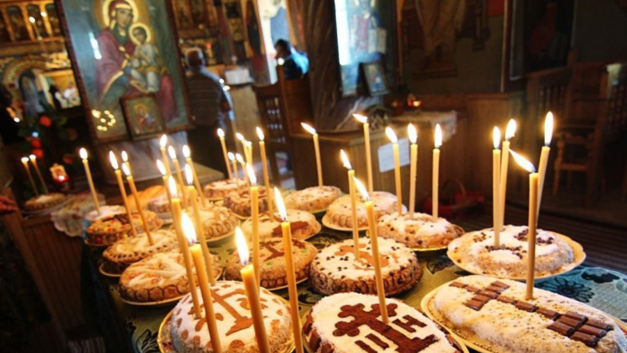 Astăzi sunt Moșii de iarnă. Biserica face slujbe de pomenire pentru cei adormiți ai noștri