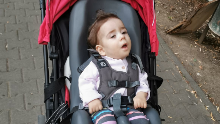 Miruna, singurul copil din România diagnosticat cu mutație genetică rară CACNA1E, are nevoie de sprijin pentru a continua tratamentul