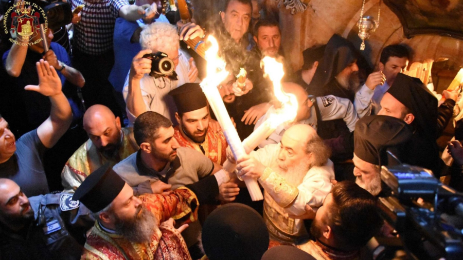 Sfânta Lumină de la Ierusalim va fi adusă în România cu o cursă specială, în Sâmbăta Mare