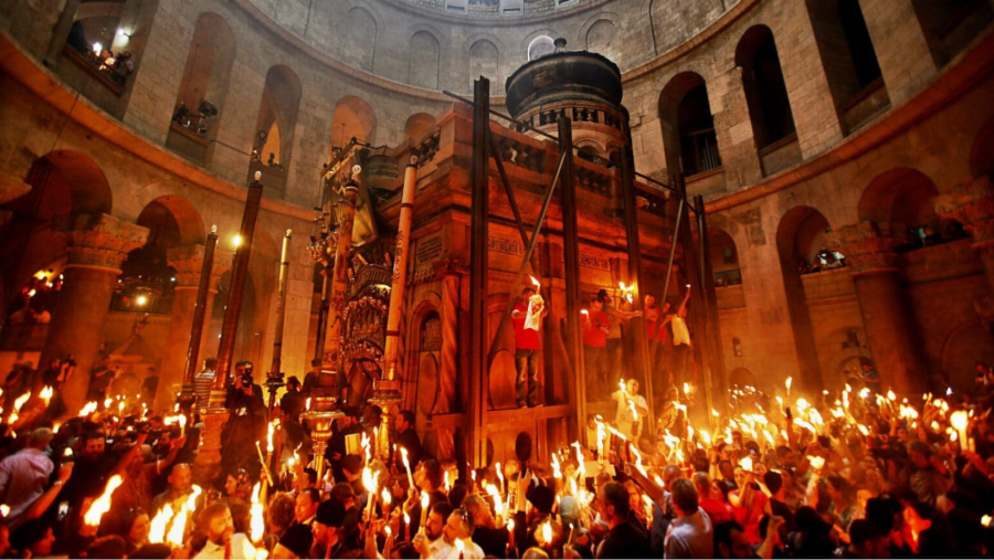 HRISTOS A ÎNVIAT! Sfânta Lumină a coborât în Biserica Sfântului Mormânt din Ierusalim