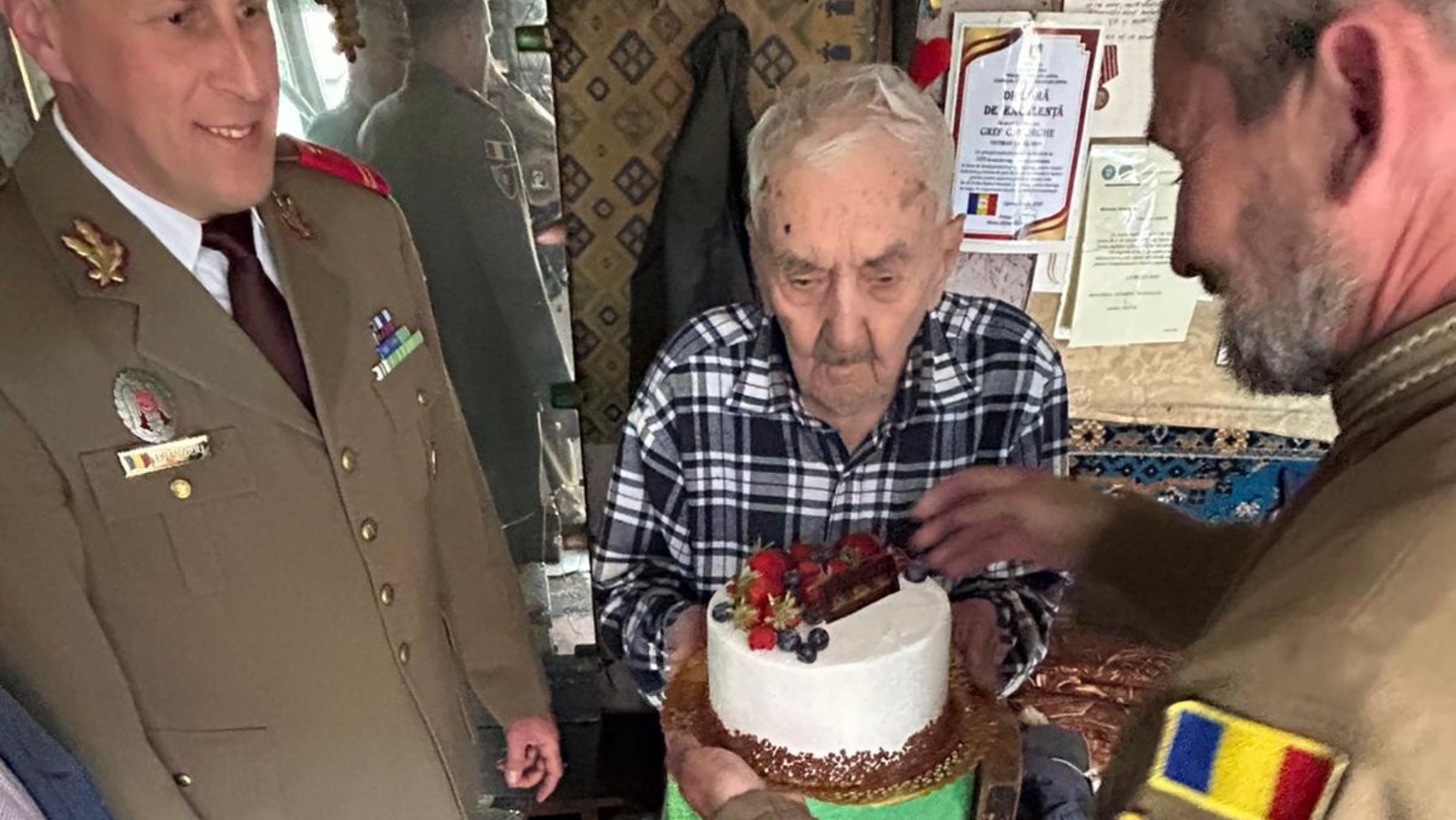 Domnul Gref Gheorghe, ultimul veteran de război din județul Arad, vizitat la ceas aniversar