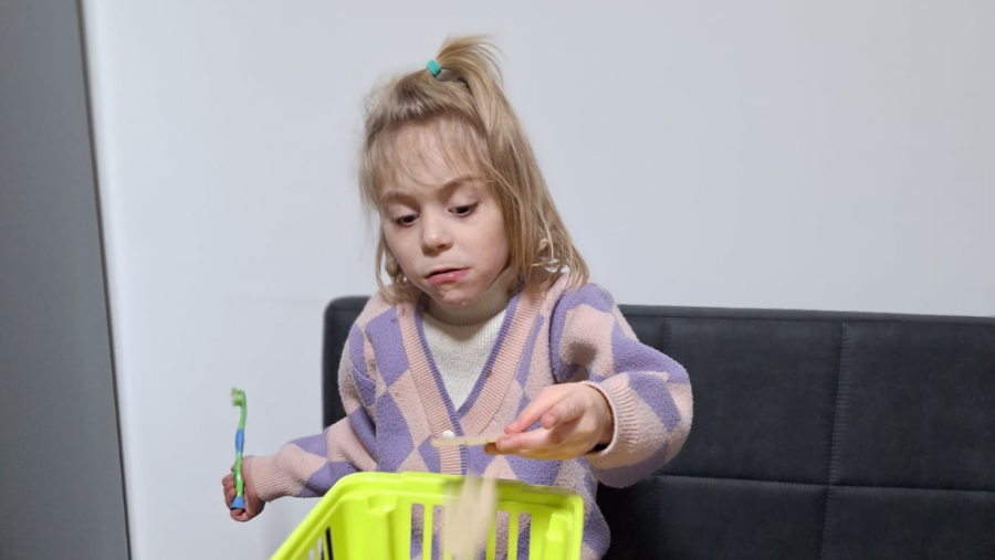 Iuliana are 8 ani, un zâmbet câștigat cu luni de terapie și un viitor care depinde de noi toți