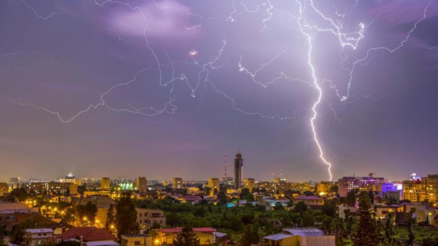 Cod galben de furtuni, ploi torențiale și grindină pentru Arad și alte 29 de județe