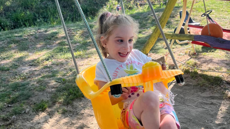 Eliza-Mara are 5 ani și doar o operație costisitoare îi poate reda șansa de a merge