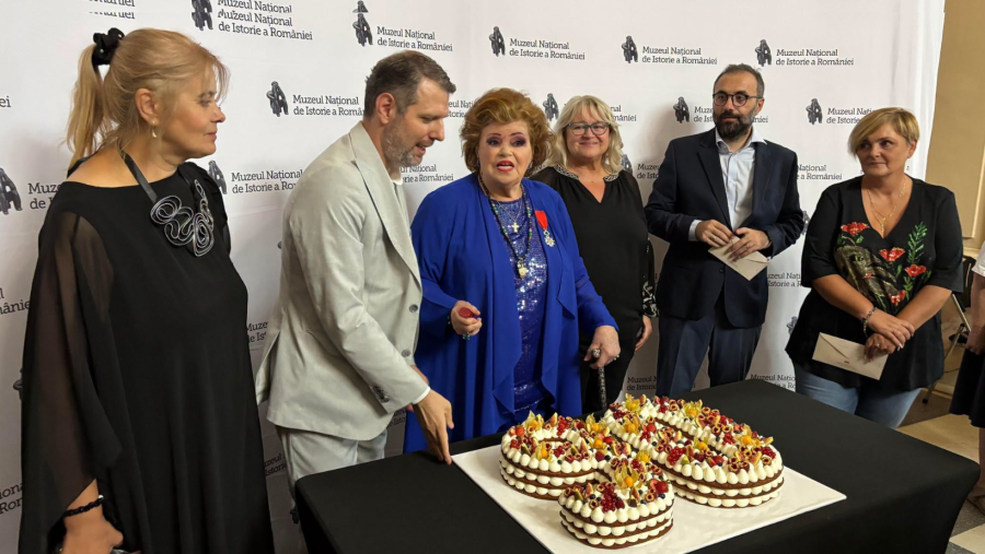 Expoziția „Viorica Cortez 90”, vernisată în prezența legendarei mezzosoprane la Muzeul Național de Istorie a României