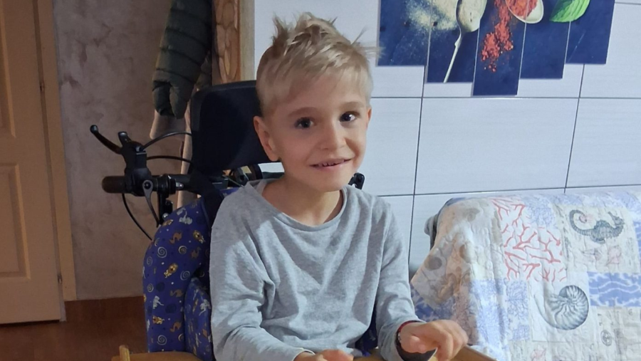 La 5 ani, Nectarie nu poate merge și nu și-a strigat niciodată mama. Recuperarea lui costă 50.000 de euro pe an