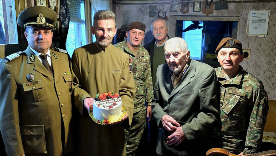 Domnul Gref Gheorghe, singurul veteran de război în viață din județul Arad, vizitat de  militari de Ziua Armatei