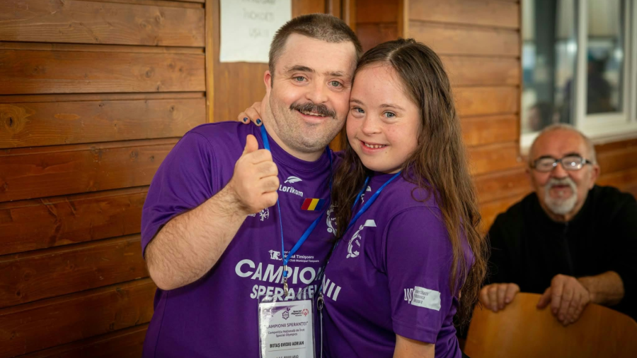 Mara și Ovidiu, medaliați la Competiția Națională de Înot Special Olympics România