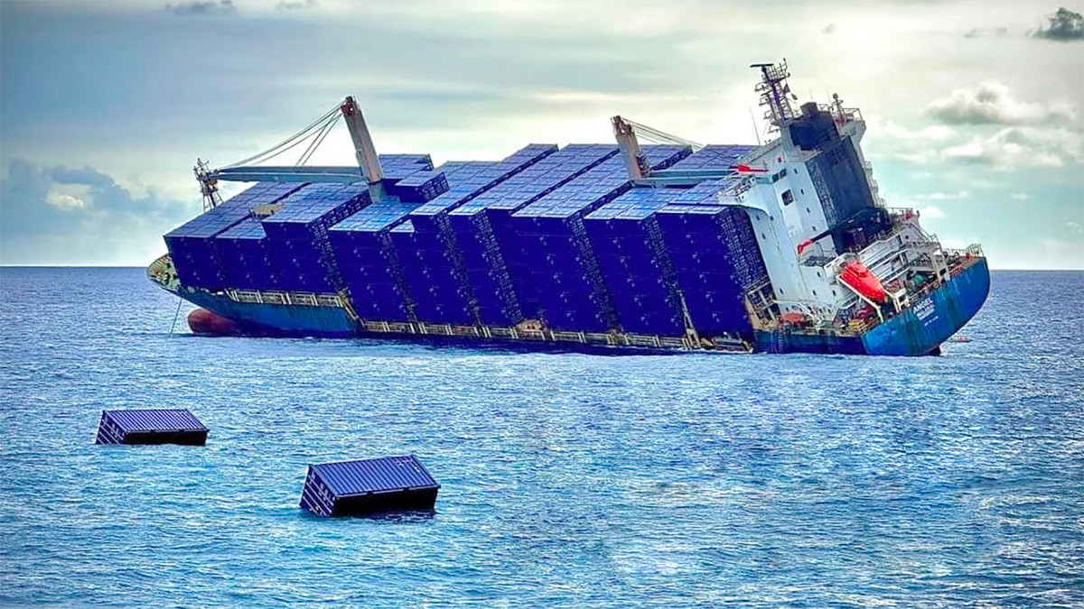 Zeci de containere cu substanțe periculoase plutesc în derivă pe Marea Neagră
