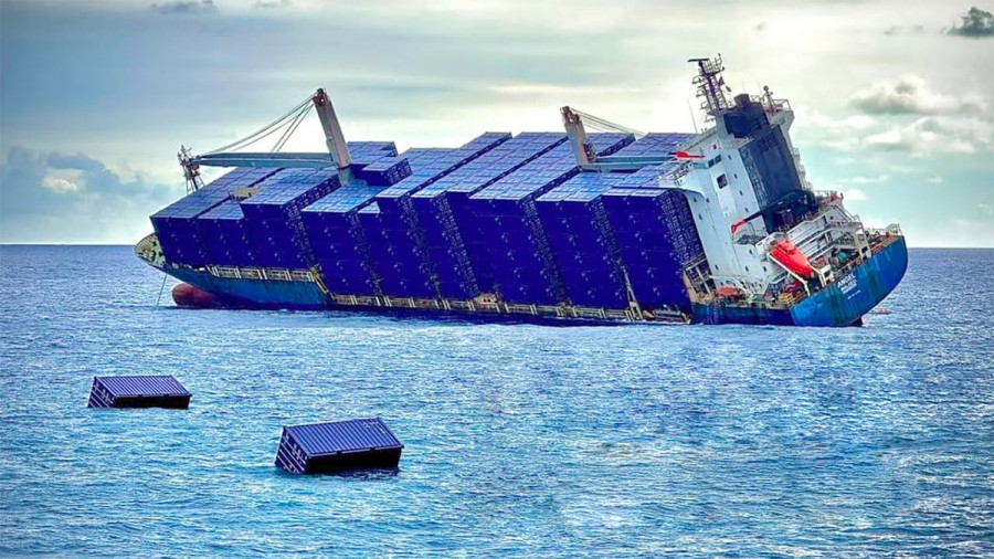Zeci de containere cu substanțe periculoase plutesc în derivă pe Marea Neagră
