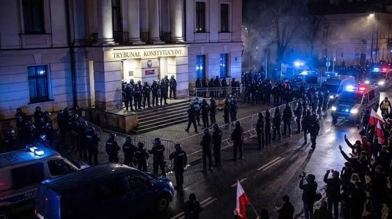 Criză politică fără precedent în Polonia: suspendarea șefului Curții Constituționale a declanșat un conflict deschis între președinte și guvern